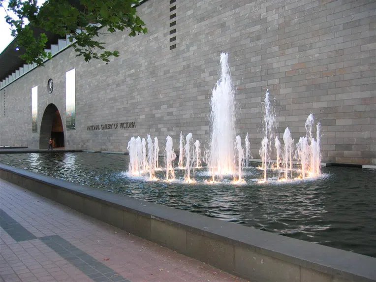 A Galeria Nacional de Victoria é um dos melhores pontos turísticos da Austrália