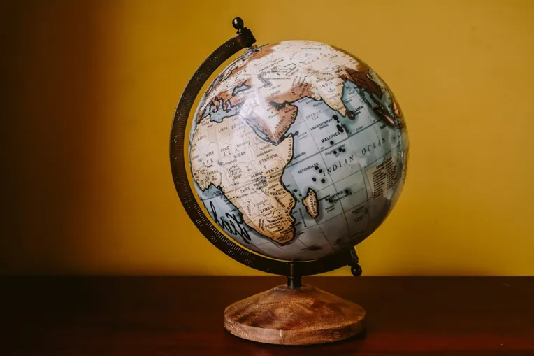 Globo terrestre com paises mais seguros para intercâmbio
