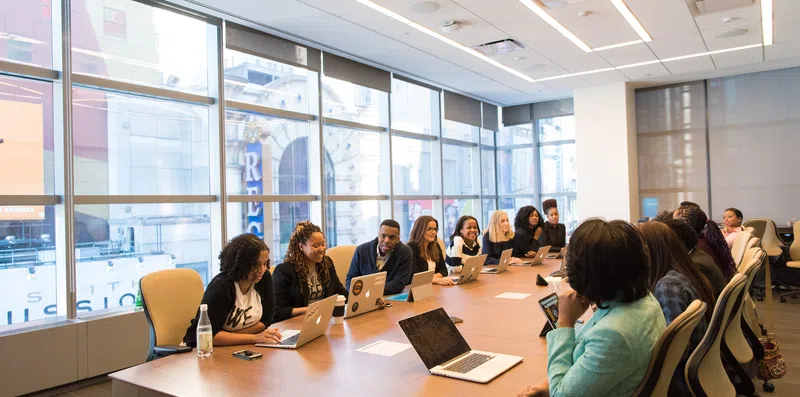 6 grandes empresas que oferecem estágios para estudantes internacionais