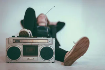 Como aprender espanhol com música: guia prático
