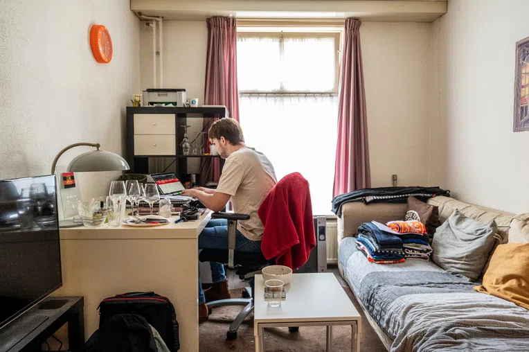 Estudante no quarto na Holanda