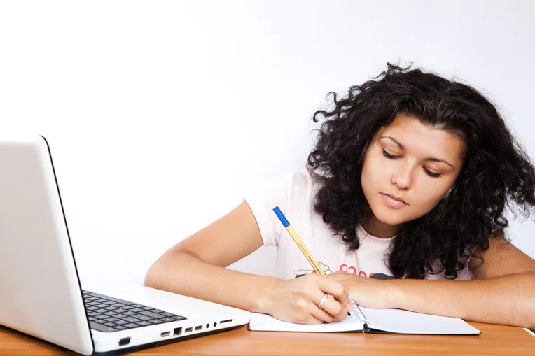 Brasileiros que querem estudar e trabalhar no exterior podem fazer um associate degree