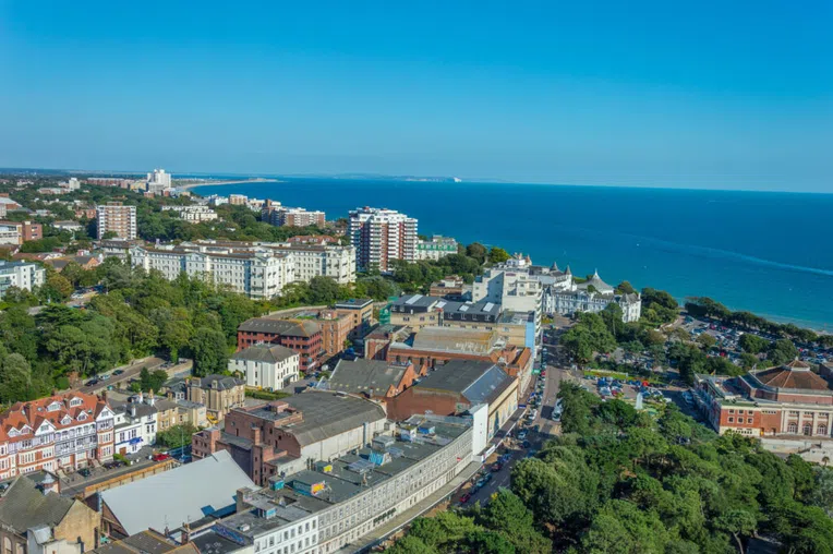 melhores-universidades-no-litoral-do-reino-unido-bournemouth