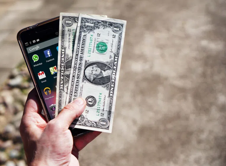 celular-cotacao-do-dolar-no-intercambio