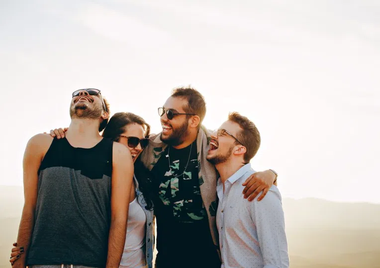 amigos-fazer-intercambio-de-novo