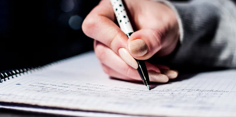 Qual é a diferença entre assignments, midterms e finals?