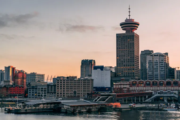 2-empresas-oferece-bolsas-para-estudar-no-canada