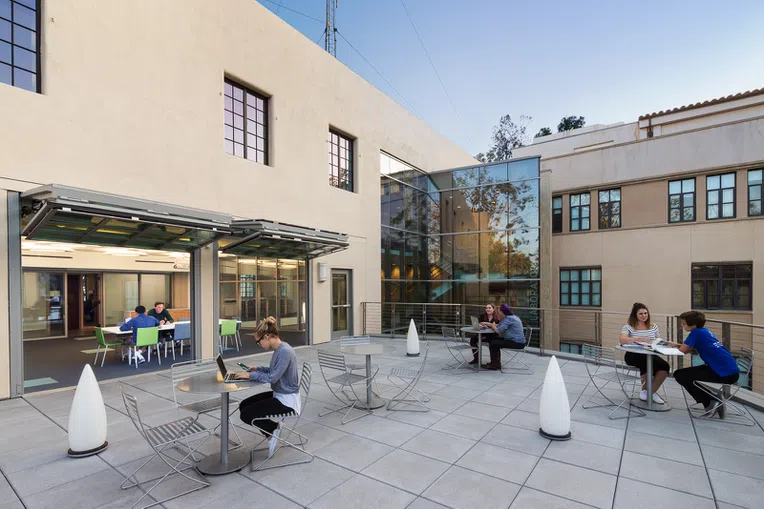 Laboratório de Engenharia na Caltech (Foto/Waveguide.com)