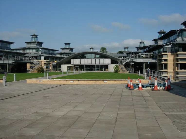 A Universidade de Cambridge tem uma das melhores faculdades de física do mundo