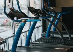 Se exercitando com seu personal trainer
