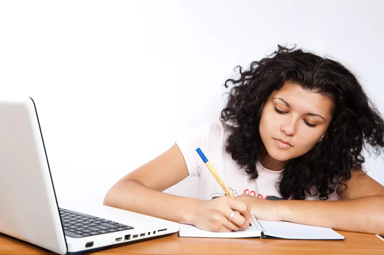 Brasileiros que querem estudar e trabalhar no exterior podem fazer um associate degree