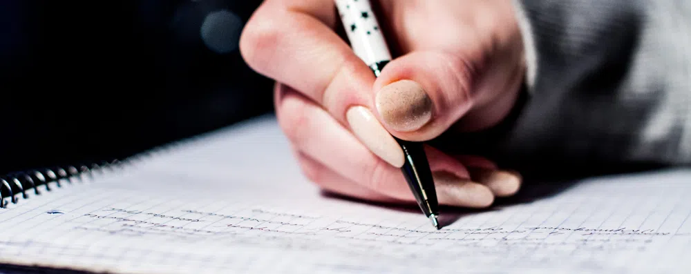 Qual é a diferença entre assignments, midterms e finals?