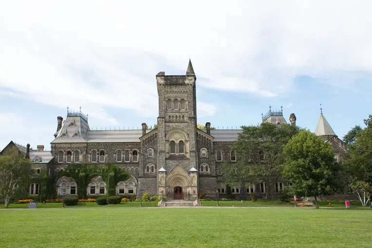 A Universidade de Toronto é uma das melhores para fazer faculdade no Canadá