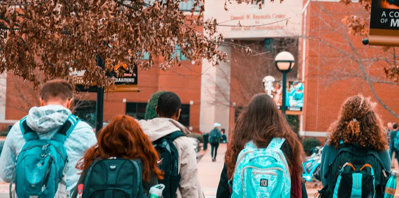 8 prós e contras de fazer o Ensino Médio no exterior