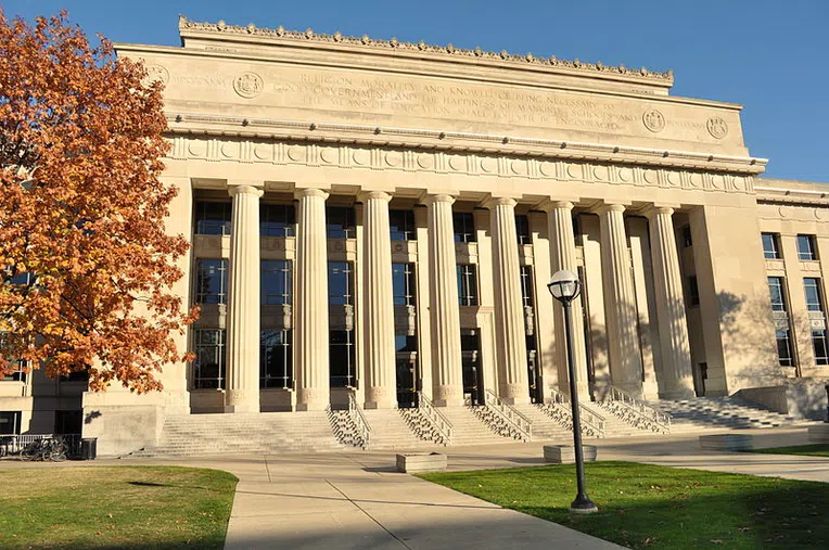 universidade-de-michigan-angel-hall