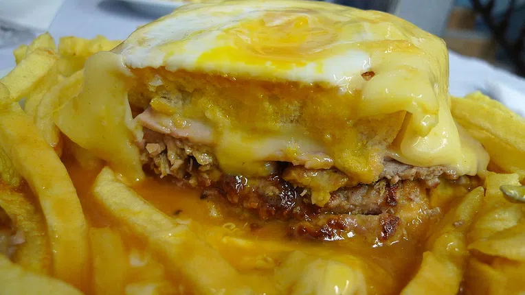francesinha-culinaria-portuguesa