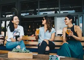 Conversa com seus amigos no café da universidade.