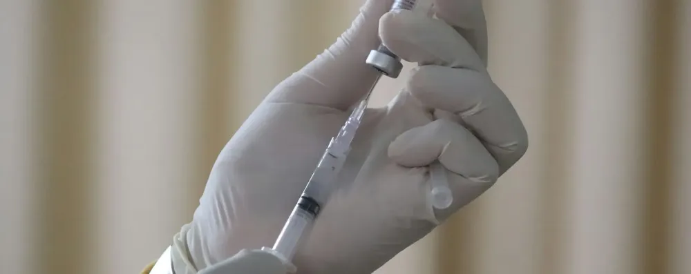 Vacinas e exames para intercâmbio: o que cada país pede