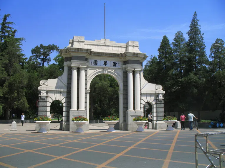 Universidade-Tsinghua-gate