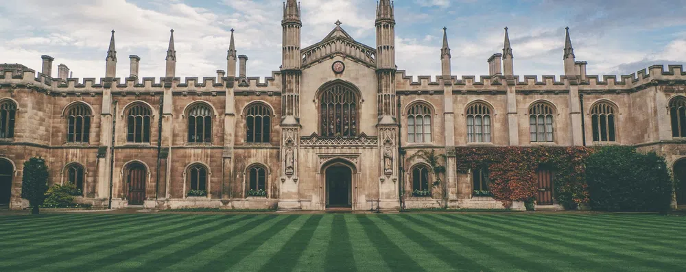 Cursos gratuitos da Universidade de Cambridge online: mais de 20 opções no edX, Coursera e FutureLearn (2026)