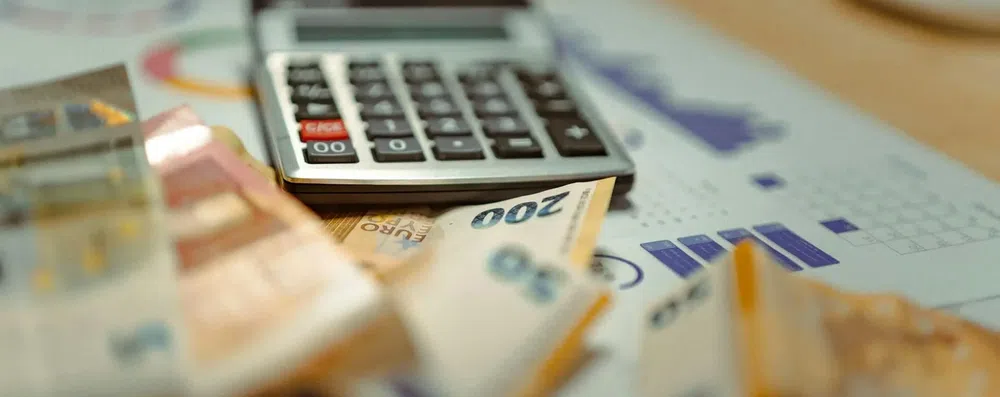 Comprovação financeira para visto de estudante em 2026: valores da Espanha, Irlanda, Alemanha, Canadá e Reino Unido e o que serve como prova