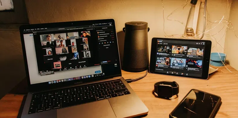 Como usar feiras online para escolher universidades internacionais