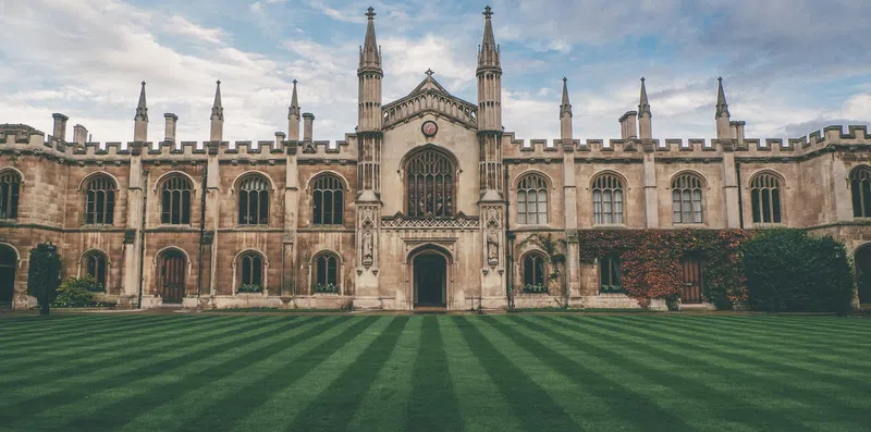 Cursos gratuitos da Universidade de Cambridge online: mais de 20 opções no edX, Coursera e FutureLearn (2026)