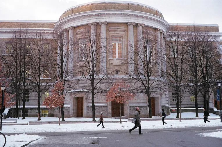 A Universidade de Toronto é uma das duas melhores faculdades de Engenharia do Canadá