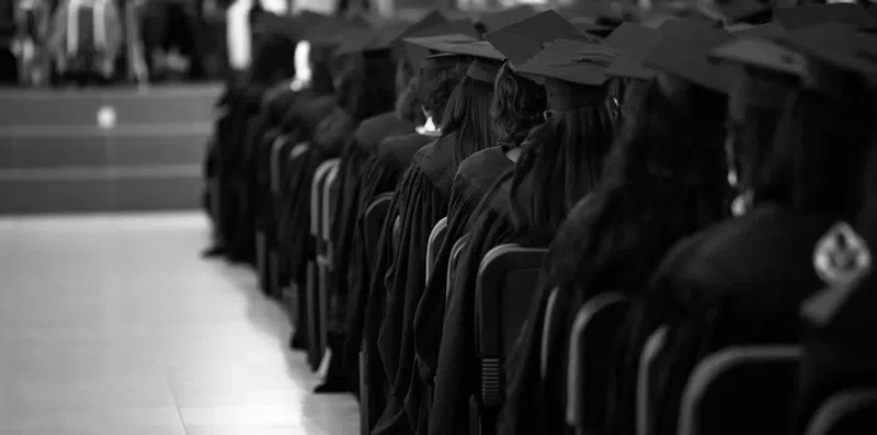 O mito do “aluno perfeito”: quem consegue estudar fora?
