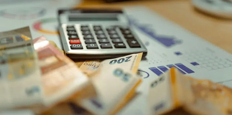 Comprovação financeira para visto de estudante em 2026: valores da Espanha, Irlanda, Alemanha, Canadá e Reino Unido e o que serve como prova