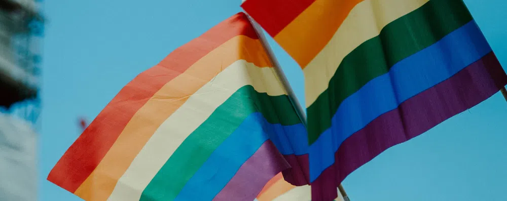 9 bolsas de estudo no exterior para estudantes LGBTQ+