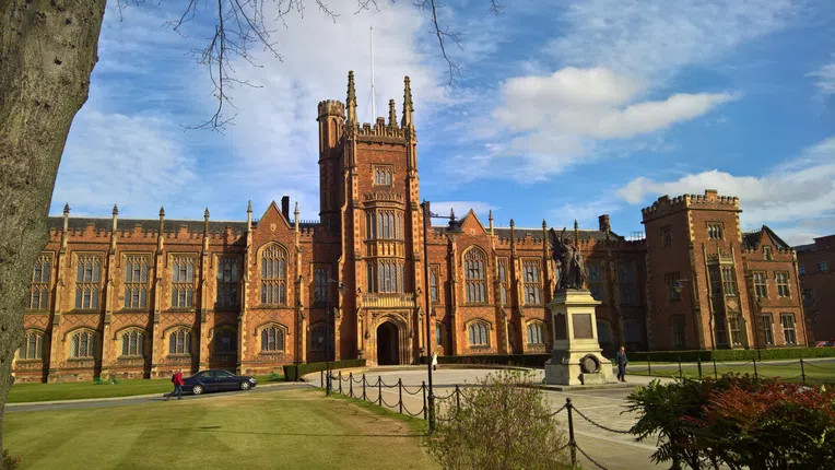Estudar-na-Irlanda-do-Norte-Queens-University