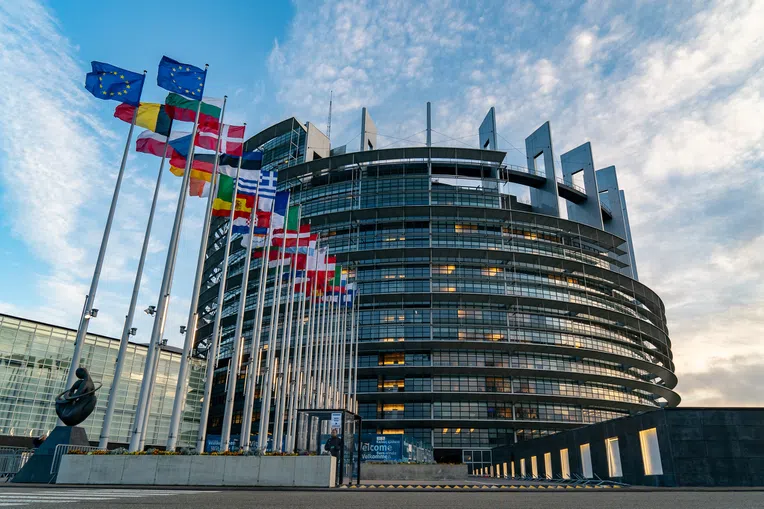 1-europa-vai-exigir-autorizacao-taxa-entrada-brasileiros