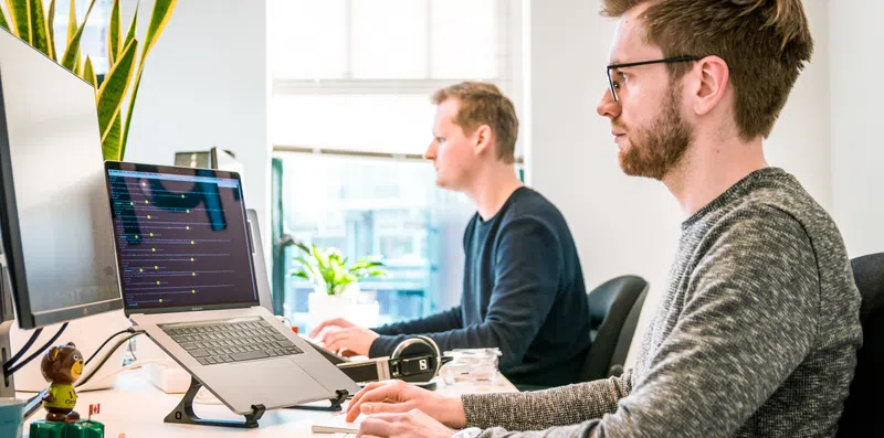Qual é a diferença entre internship e apprenticeship?