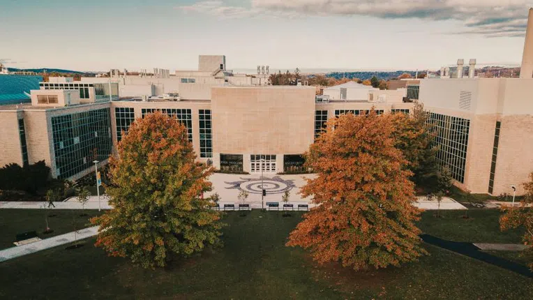 A Faculdade de Engenharia da McMaster  é uma das melhores faculdades de Engenharia do Canadá