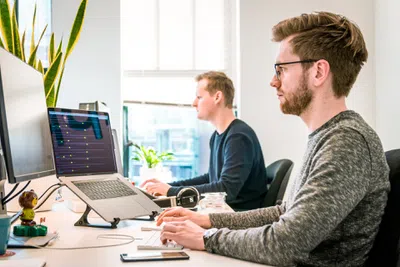 Qual é a diferença entre internship e apprenticeship?