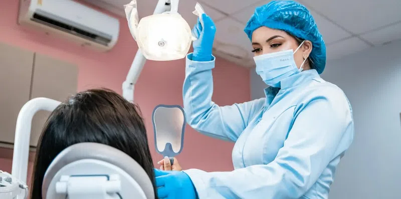 Médico, enfermeiro ou dentista: como trabalhar fora