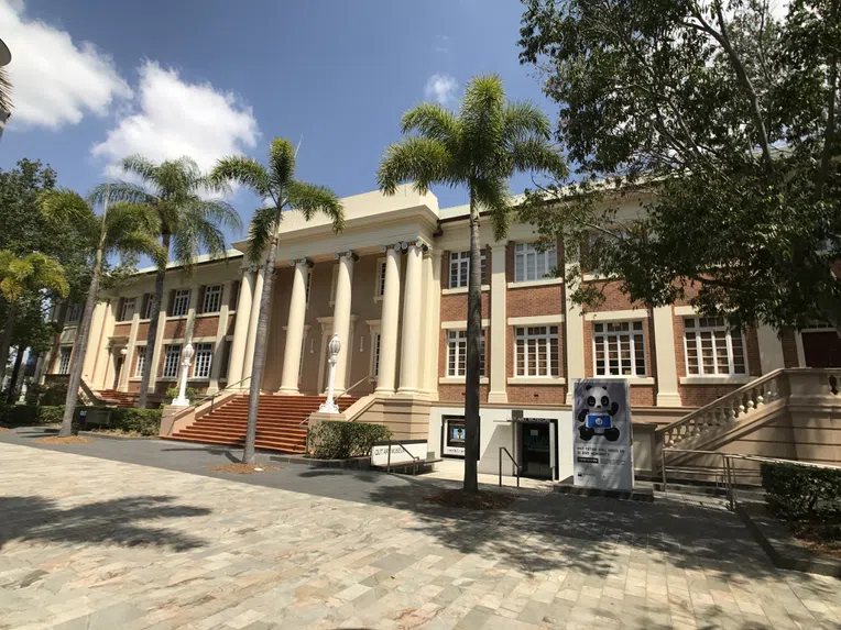 QUT da Austrália pede 12 meses para transferência de alunos