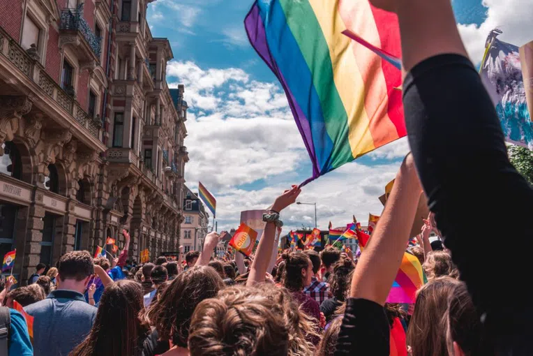 2-bolsas-estudantes-lgbtq+