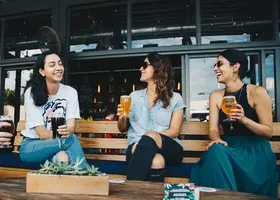 Conversa com seus amigos no café da universidade.