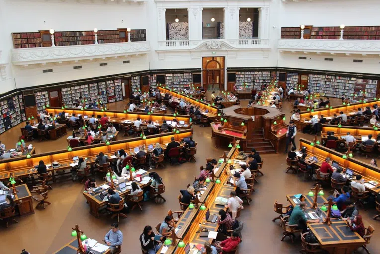 biblio-onde-estudar-no-intercâmbio