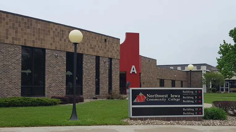 Campus de um community college nos Estados Unidos (Northwest Iowa Community College)