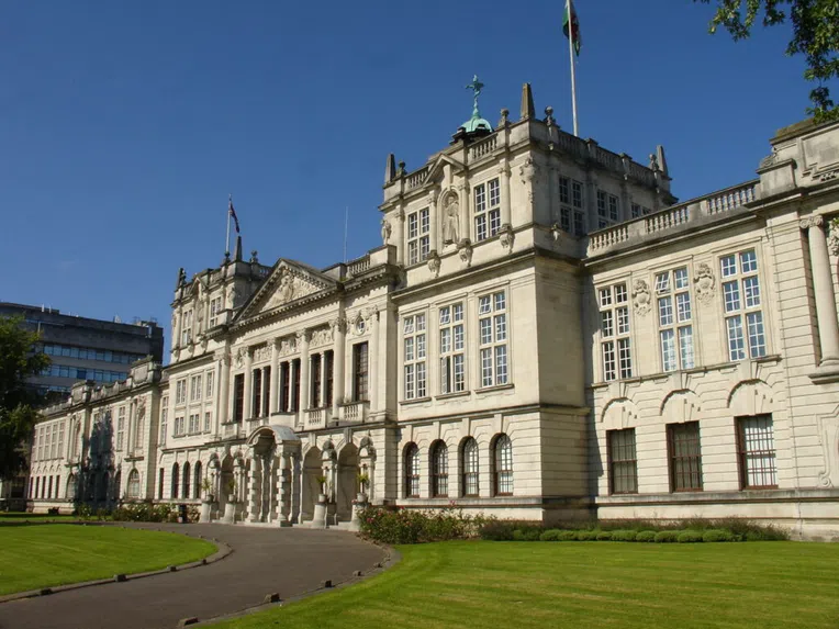 melhores-universidades-no-litoral-do-reino-unido-cardiff