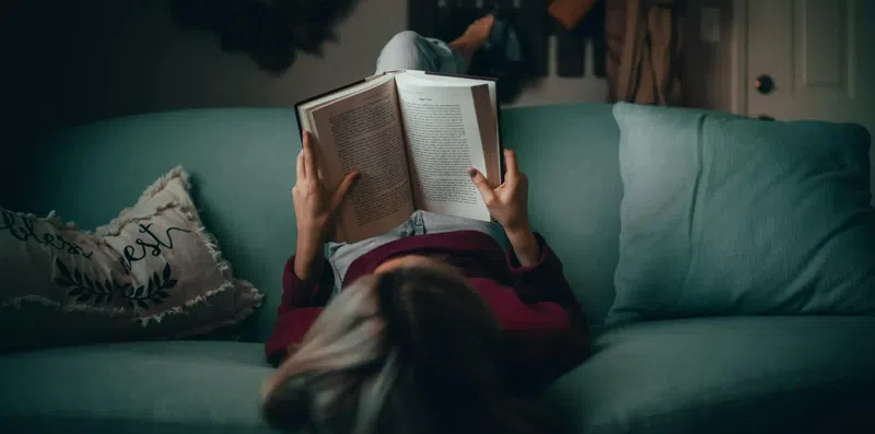Ler em inglês acelera a fluência mais que aulas?