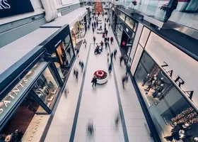 Sai do campus para fazer algumas compras.