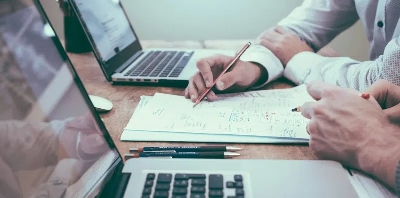 Melhores programas de trainee global em 2026: 10 empresas que contratam brasileiros para carreira internacional
