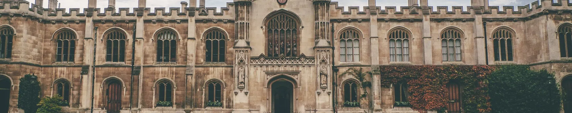Cursos gratuitos da Universidade de Cambridge online: mais de 20 opções no edX, Coursera e FutureLearn (2026)