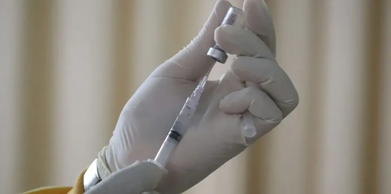 Vacinas e exames para intercâmbio: o que cada país pede