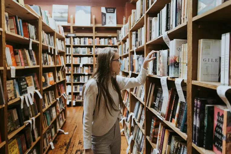 Foto estudante na biblioteca