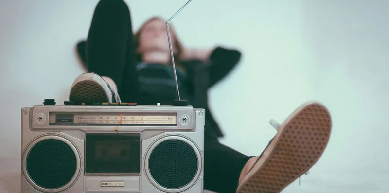 Como aprender espanhol com música: guia prático